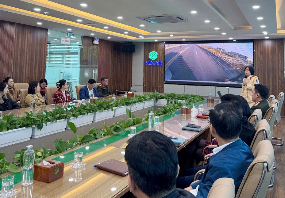 Phòng Cảnh sát giao thông phối hợp Phòng An ninh kinh tế tuyên truyền an toàn giao thông cho cán bộ, công nhân viên Công ty TNHH Vinas